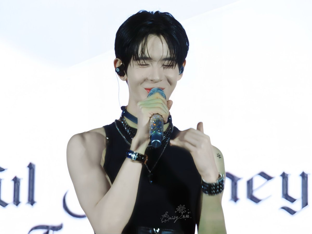 feixu968's tweet photo. The beauty of the son 
The glory of the mommy
@Jamessu_w 
#JSY #JamesSu 
 #JamesFanMeetingInQingDao https://t.co/i3iVz1p61m
