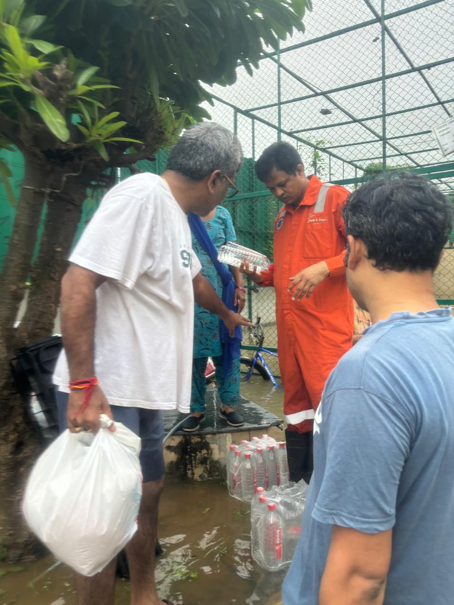 Heartfelt gratitude to our dedicated #ONGCians in Vadodara who went above and beyond to serve the #flood-affected areas of Suncity Society and its surroundings. 
Despite 4-5 feet of waterlogging, our resilient team, including #ONGCians KS Rawat (Security), Sandip Rangari (Fire),