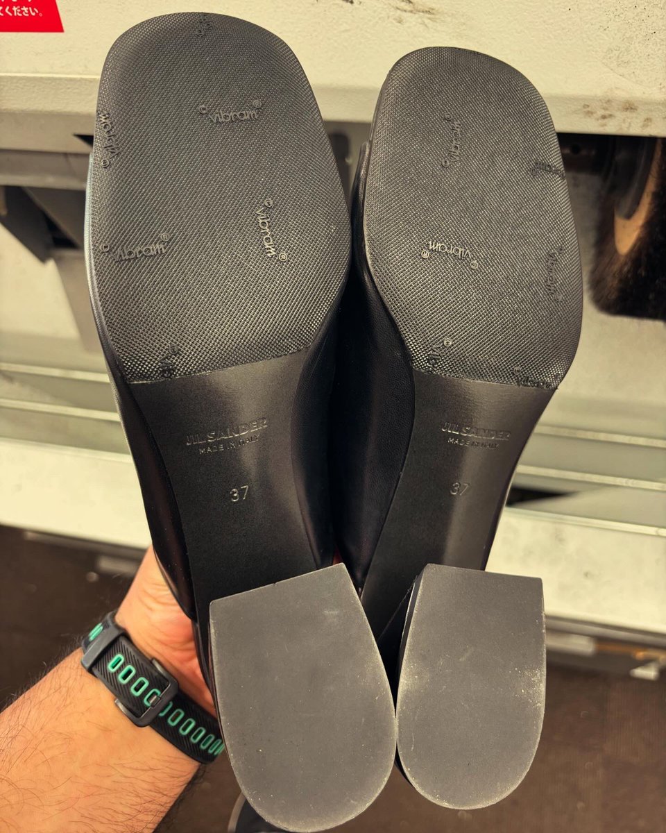 plusonetabata's tweet photo. カカトの修理とご一緒に👠👞
ハーフソールのお修理もぜひご検討ください✨️

すり減り帽子や雨の日の滑り止めにも役立ちます☺️

ハーフソール(半張り)
婦人靴 税込1815円～
紳士靴 税込2420円～

本日も19:00まで営業中です☀️🌙

#靴修理 #鞄修理 #傘修理 #合鍵作成 #時計の電池交換 #時計修理 https://t.co/c0pJbpqVfQ