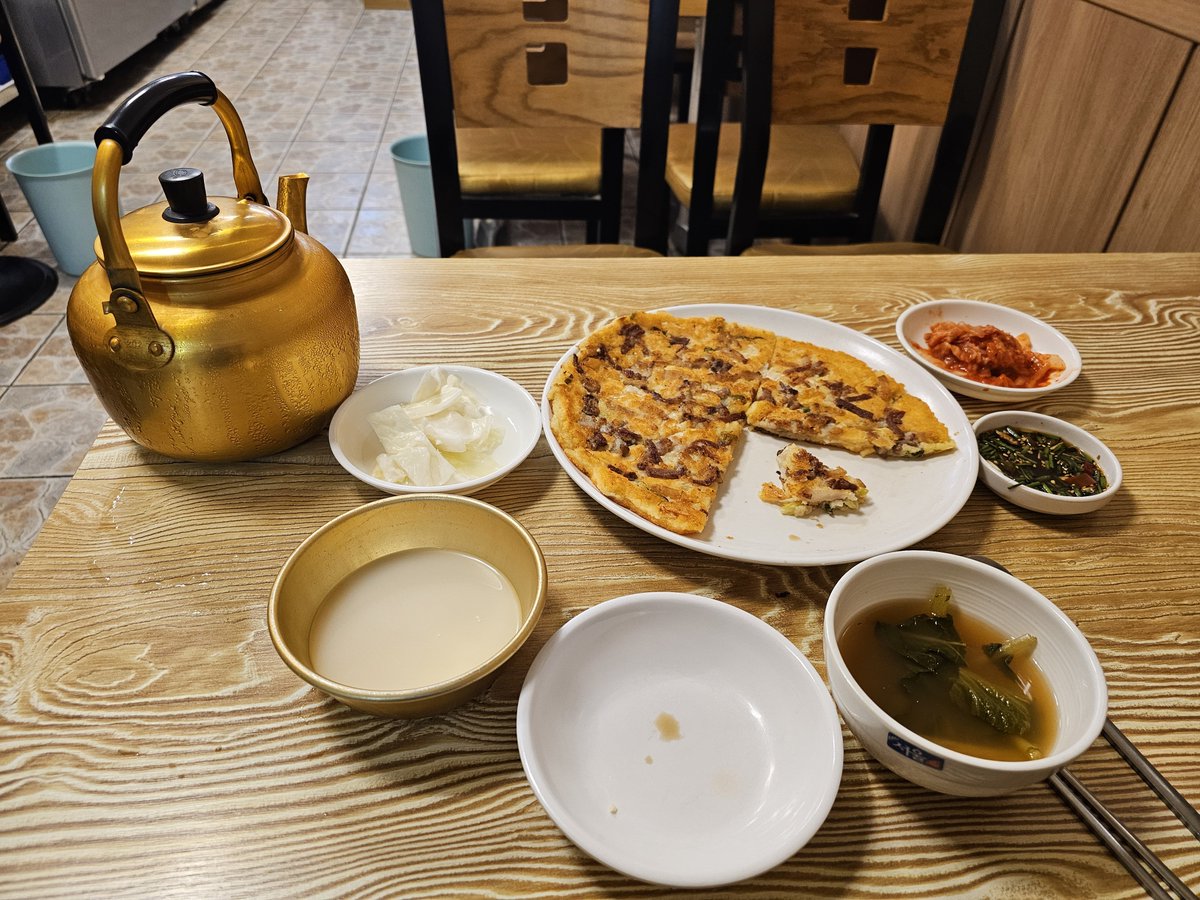 몇천년만의 낮술이니?
방가~ 양은 주전자 &amp; 고기 빈대떡!
가끔은 나한테 이런 위로를 받고 싶었어^^