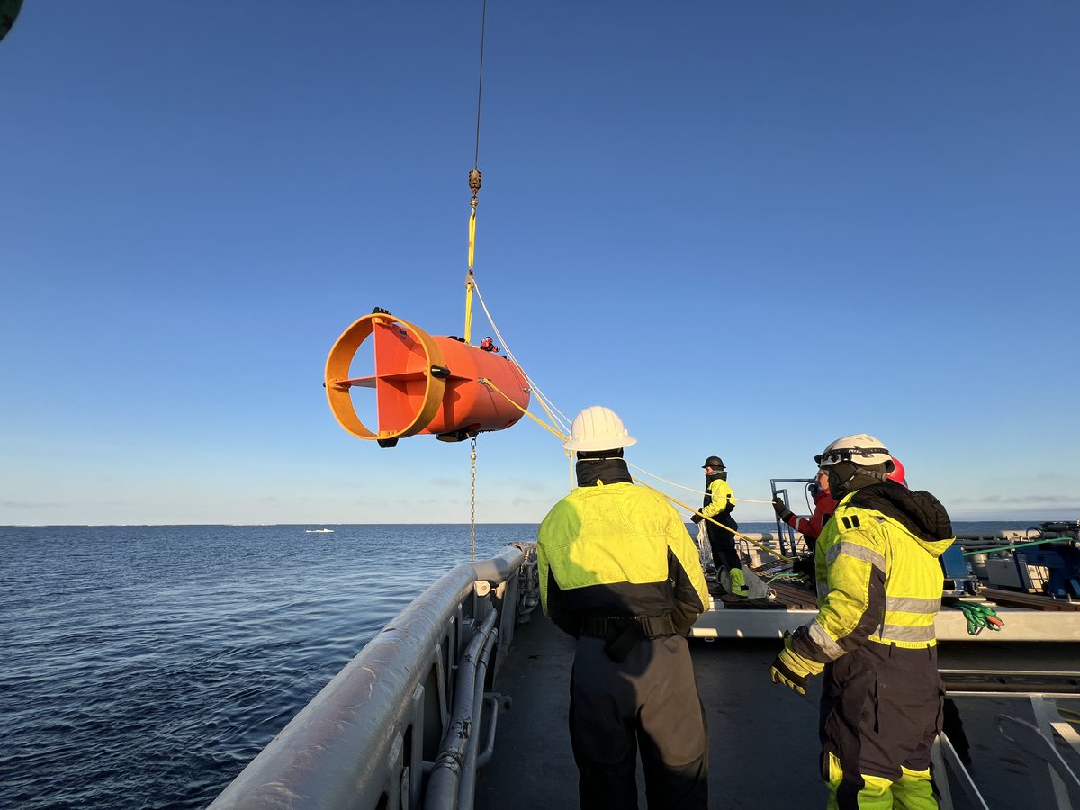KV Svalbard har de siste ukene patruljert øst i Polhavet på oppdrag for Nansensenteret. Første riggene i HIAOOS (High Arctic Ocean Observing System) prosjektet er nå satt ut. Isforholdene var lette, med store åpne råker hvor vi skulle sette ut riggene.