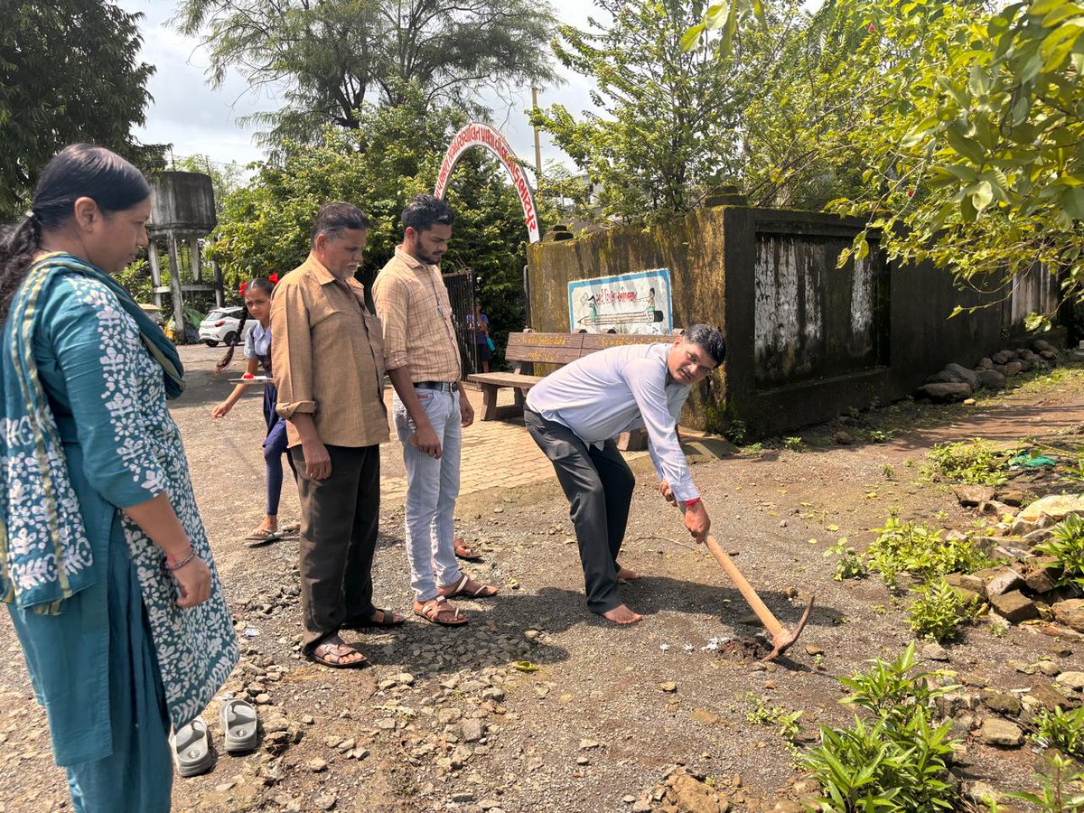 swachhtapi's tweet photo. તાપી જિલ્લાના તાલુકાઓના ગામોમાં આજરોજ સામુહિક સોકપીટના કામોનું ખાતમુહૂર્ત કરવામાં આવ્યું.
#SHS2024
#SwabhavSwachhata
#SanskaarSwachhata
#SwachhataHiSeva2024 https://t.co/QJgsa0Agwd