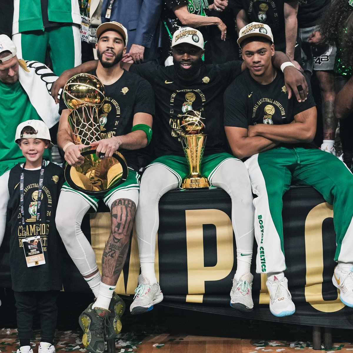 L'équipe. 

On aime pas quémander et c est la demande d'un seul des CM sans avoir consulter les autres.

On est aujourd'hui à 5 999 abonnés ( perdu une 100aine durant l'été)

On vous promet du très très lourd et de l'investissement comme jamais cette année vous n'êtes pas prêt.