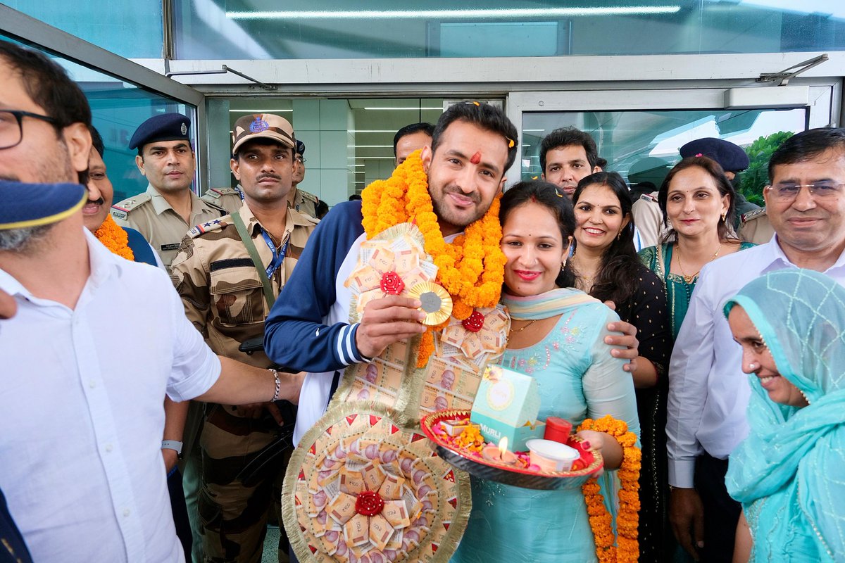 Welcome home, champions! 🇮🇳👏 The Indian para - badminton team returns with pride and medals from the #ParisParalympics2024, showcasing the true spirit of ✊🏻 resilience and excellence. 

Check out the exclusive pictures 📸 all the way from the📍IGI Airport as the Indian Para