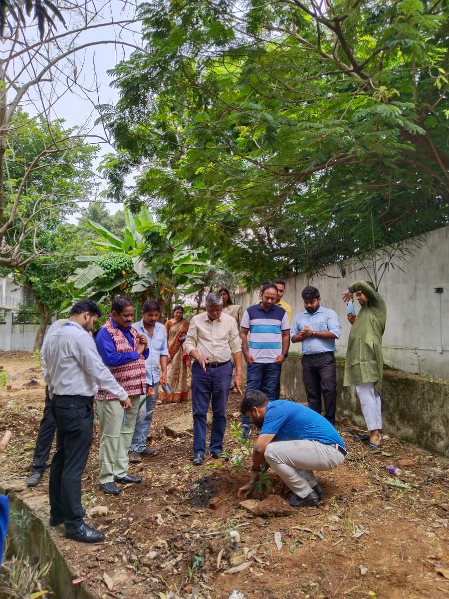 mdrafm_odisha's tweet photo. Marking the 78th Independence Day , the Director MDRAFM unfurled the National Flag , paid floral tributes to the freedom fighters and delivered a powerful speech for ambitious future of India. A Plantation drive was also conducted to maintain a sustainable ecosystem . https://t.co/cOAaO2mKN4