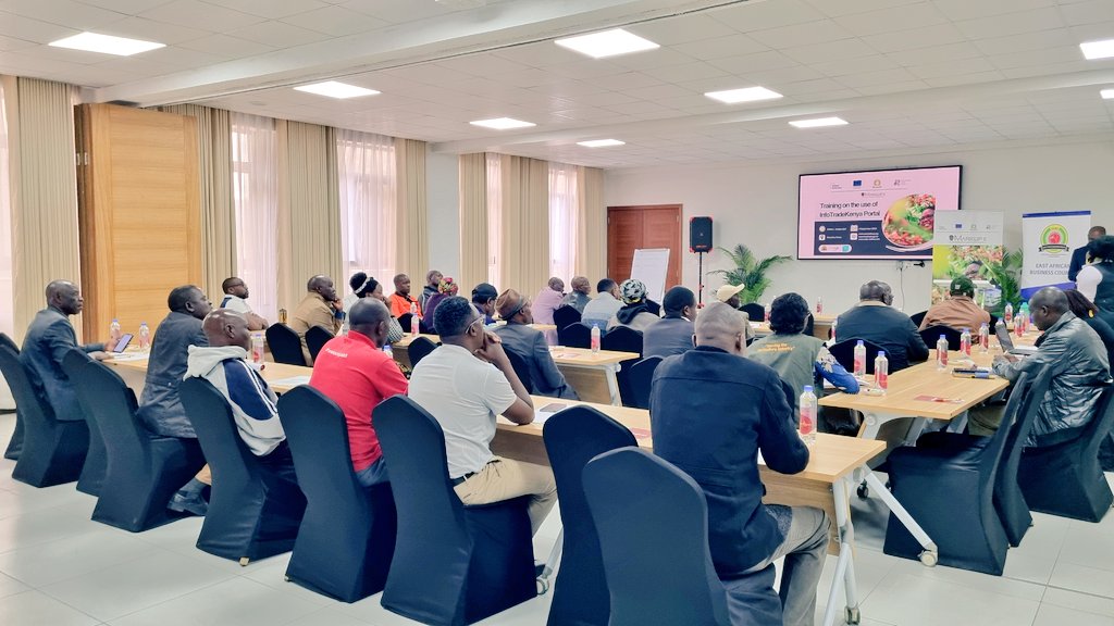 SagweOnX's tweet photo. #HappeningNow Training stakeholders from the #avocado #coffee &amp; #leather Sectors on the Information for Trade in Kenya (InfoTradeKE) Portal: https://t.co/Rx7Wb4EknD provides a step-by-step guide on foreign trade procedures @eacmarkup @EABCjumuiya @KenTrade_G2B #TradeFacilitation https://t.co/eLX06bE3S0