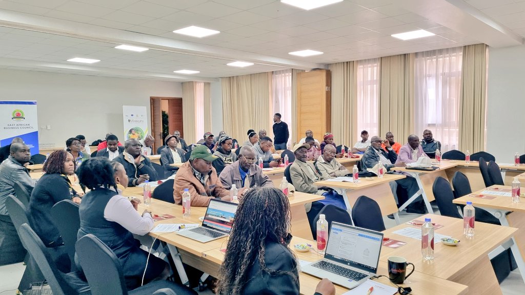 SagweOnX's tweet photo. #HappeningNow Training stakeholders from the #avocado #coffee &amp; #leather Sectors on the Information for Trade in Kenya (InfoTradeKE) Portal: https://t.co/Rx7Wb4EknD provides a step-by-step guide on foreign trade procedures @eacmarkup @EABCjumuiya @KenTrade_G2B #TradeFacilitation https://t.co/eLX06bE3S0
