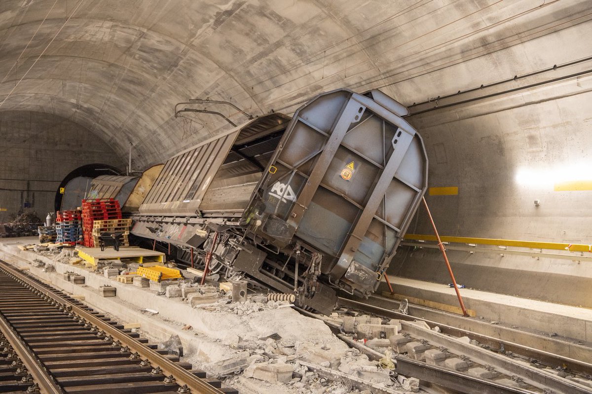 Worlds longest railway tunnel reopens after horrible train crash

An accident entirely preventable, that would've saved €159M in repairs and 13 months of disruption

How? 🧵