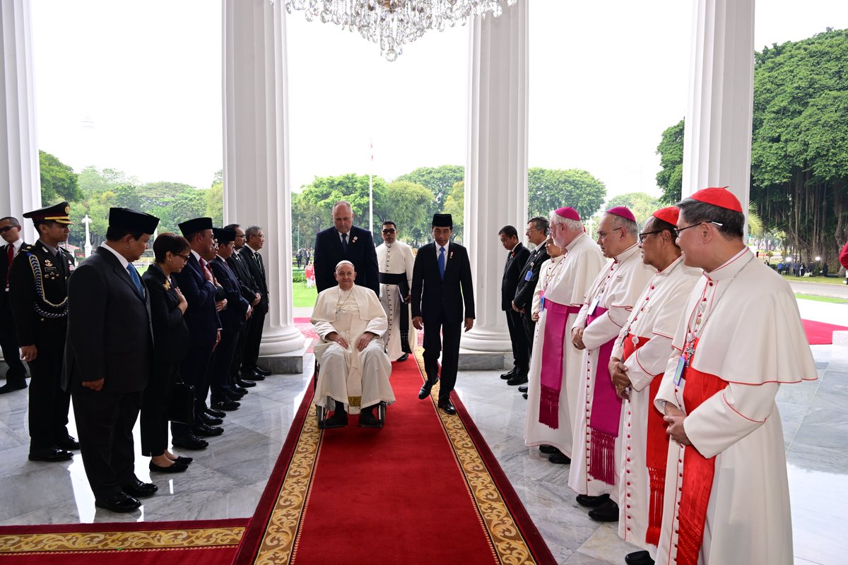 Menlu_RI's tweet photo. Honoured to welcome the visit of His Holiness Pope Francis @Pontifex to Indonesia (4/9). Indonesia and the Holy See are united to bring the message of peace and tolerance to the world, and to foster solidarity in responding to the multitude of global challenges https://t.co/WcGoVmRHtC