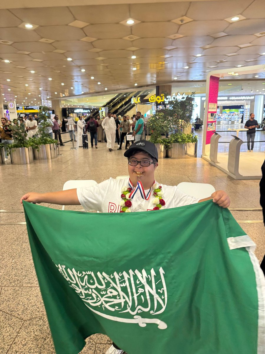 fq2882024's tweet photo. "البطل فيصل القصيبي يعود إلى أرض الوطن بعد تحقيقه هذا الإنجاز التاريخي بعبور بحر المانش! فخورون بك وبما حققته، فقد رفعت اسم المملكة عاليًا وألهمت الجميع بعزيمتك وإصرارك. أهلاً بك في وطن الإنجازات." https://t.co/VTFc1MDJMc