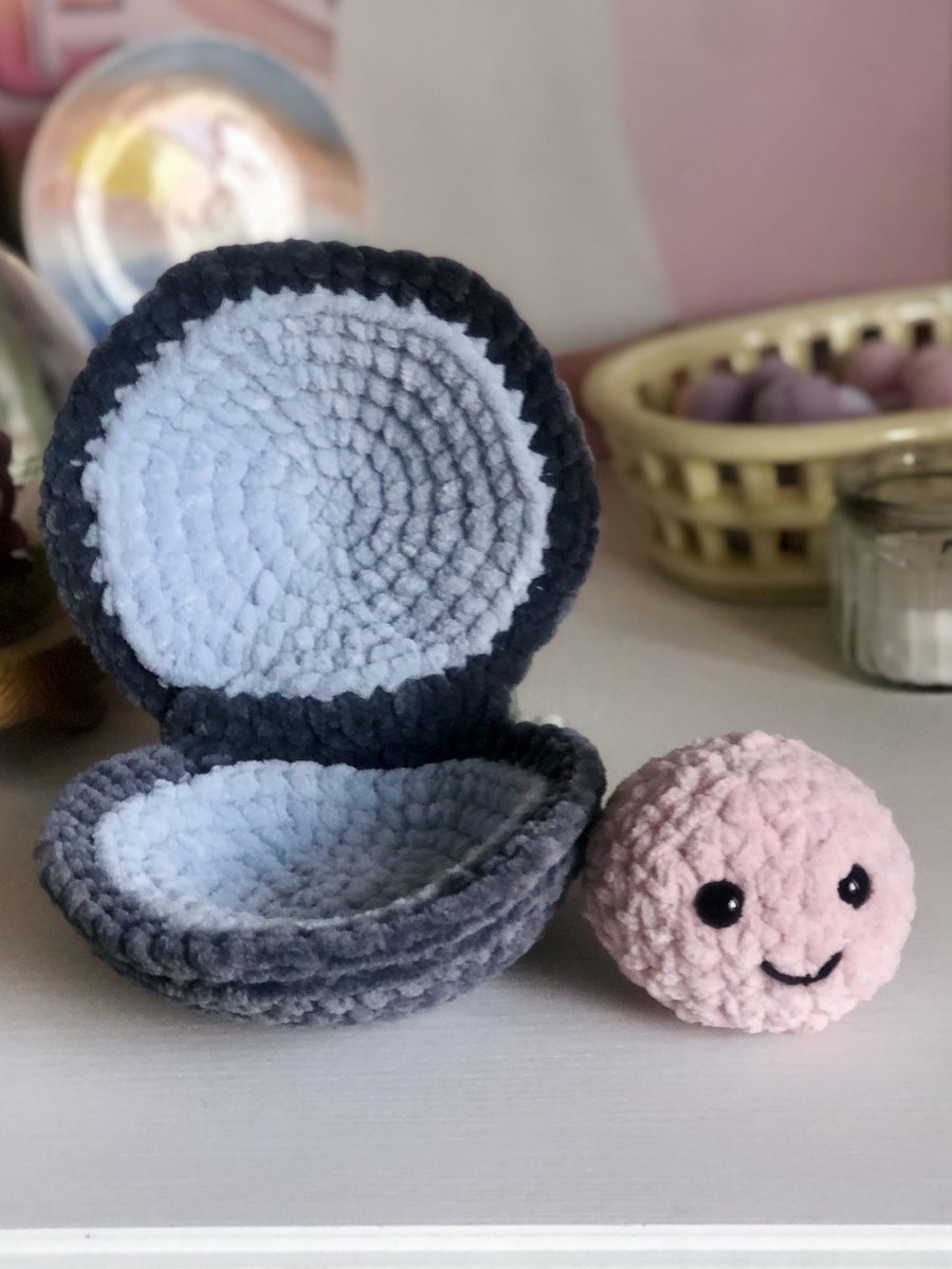 🚨Je cherche des testeurs de patron de crochet 🚨

J’ai créé un patron pour cette mignonne petite peluche de coquillage (Moulola) et je cherche des gens pour le tester et me faire des retours avant de le publier, envoyez moi un dm si ça vous intéresse, et si non RT svp 🙏🏻
