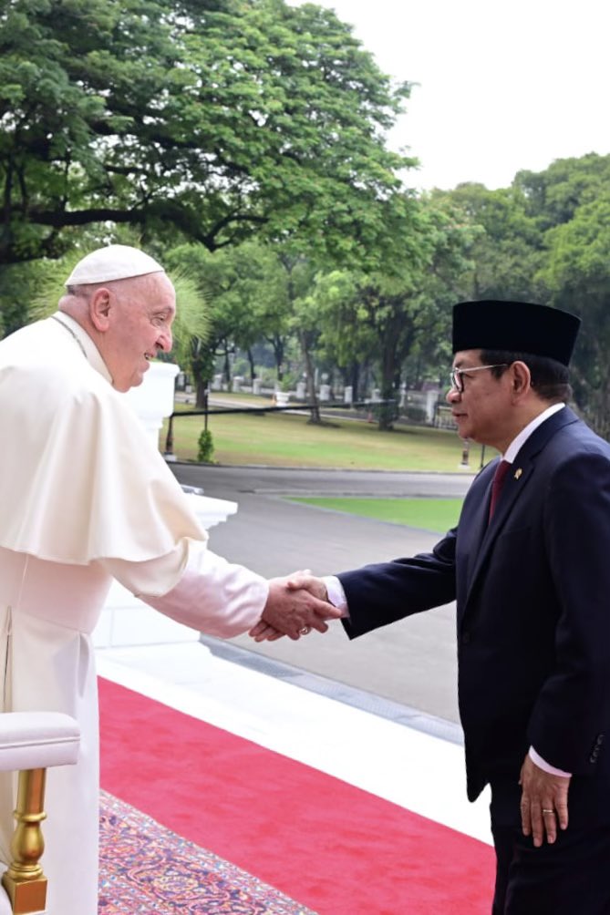 Saksi sejarah. Sebuah kehormatan bagi saya untuk menyambut langsung Paus Fransiskus di Indonesia. Beliau berkunjung demi membawa nilai-nilai toleransi, kerukunan, keadilan sosial, dan perdamaian. 

Bismillah, semoga terwujud untuk tanah air tercinta 🇮🇩