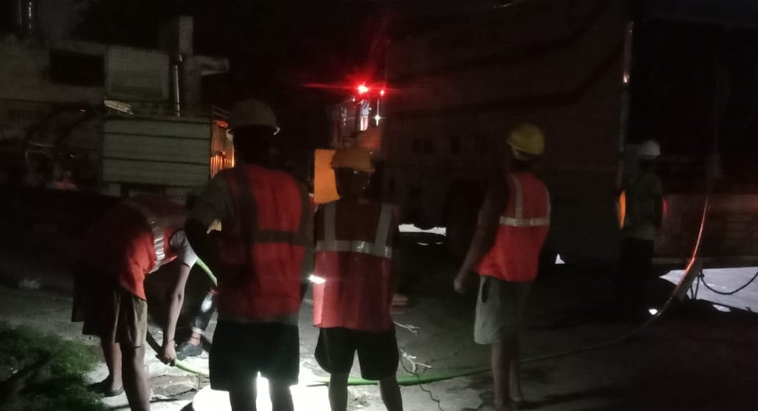 Shiv_Tripathi_'s tweet photo. The employees of @suez India, the organization cleaning sewers in the state capital Lucknow, carry out their work with utmost dedication. Be it day or night, you will see the vehicles and employees of Suez India in the city. Excellent work by Suez.
#greenlucknow #cleanlucknow https://t.co/qzBmJmignG