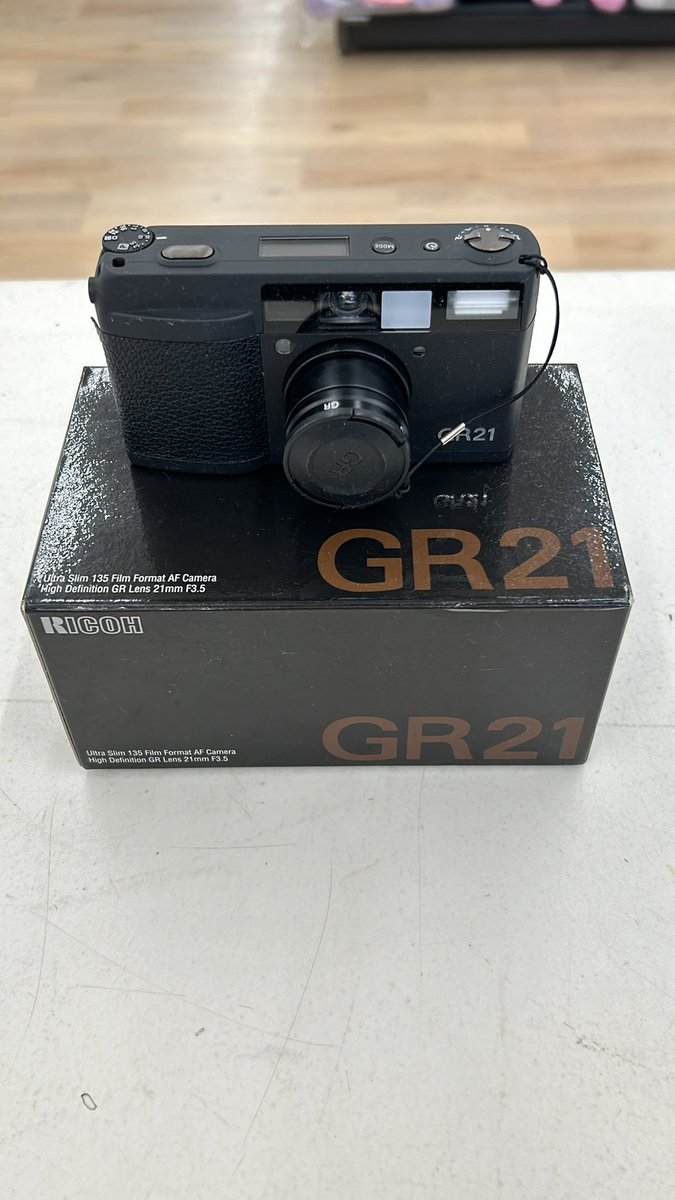 HARD_OFF_SAKUKO's tweet photo. GR21 買い取りさせていただきました！
なんと、メーカーより基本的な動作okと
お墨付きです！
※全ての動作を保証するわけではございません。

説明書や付属品の劣化はありますが
本体は比較的綺麗な状態です。

これから出していきます。
ぜひ、見に来てください✨

#ハードオフ
#GR21 https://t.co/HLsJpTPPK9