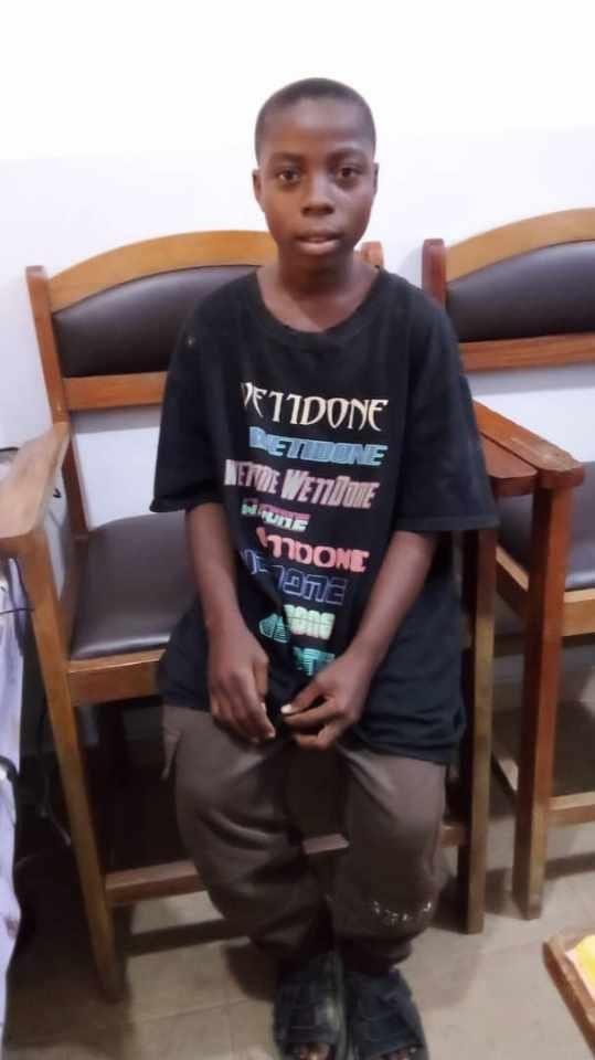 Prom_Ivoire's tweet image. Vu sur le net 
Il a été retrouvé au corridor d'Adzope et est  actuellement au commissariat de la dite ville . Il nous a  laissé entendre qu'il habite  Yopougon saint André.
Il répond au nom de Koré Joël
Il a 12 ans .