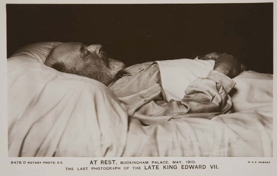 ☠️A Day in the Life of Death: John Harris, scion of T Cribb tells the story of London's oldest undertakers. They are specialists in exhumation  + repatriation, bury royals, host an extraordinary funerary collection, have their own horses + grow their own hay! 
Link in comments