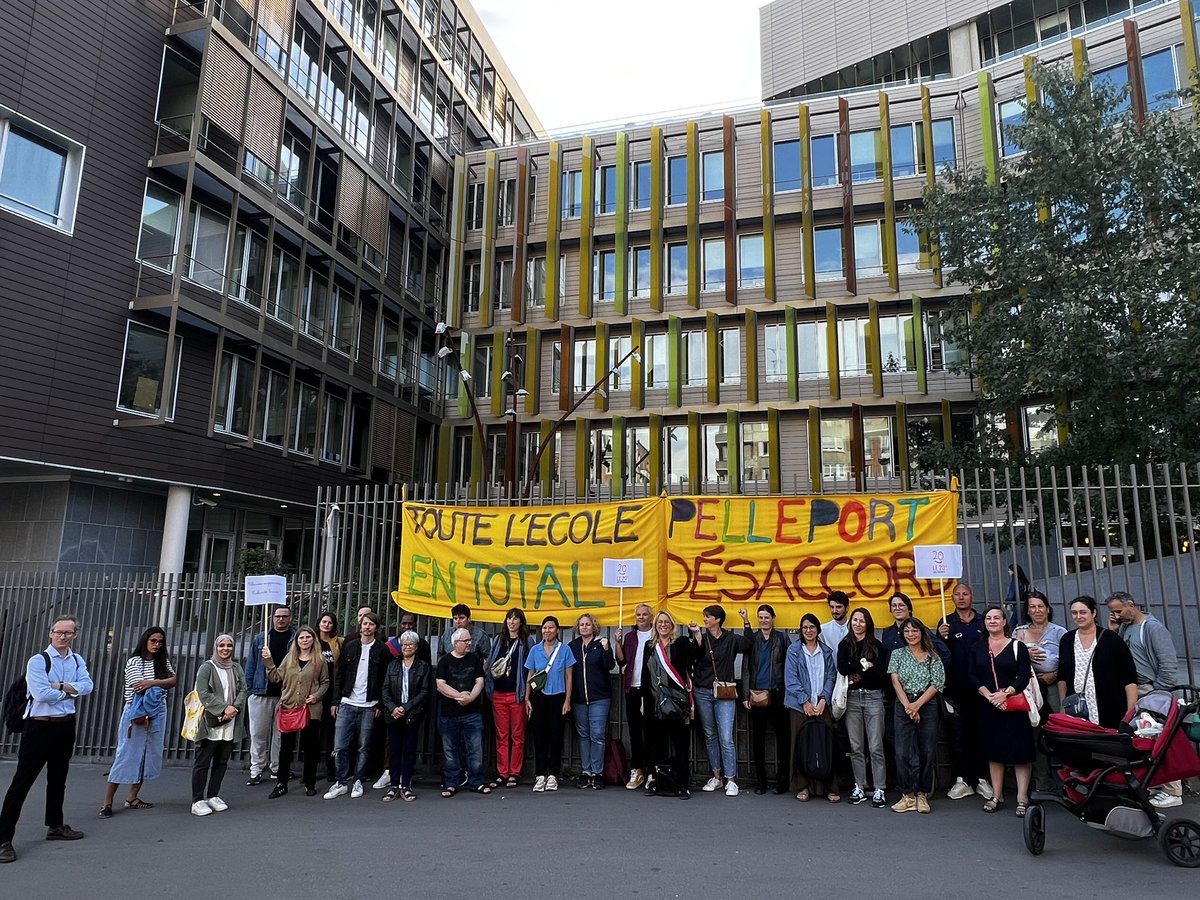 Devant le rectorat avec les parents de l'école Pelleport pour exiger la réouverture d'une classe ! Avec cette fermeture pendant l'été, dans un total mépris des parents et enseignants, les élèves ne peuvent pas être accueillis dans de bonnes conditions : elle doit être réouverte.