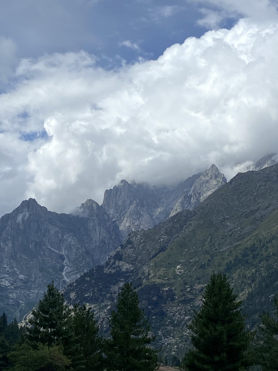 manvar_harsh's tweet image. Dump from my recent trip to Himachal Pradesh, India 🇮🇳
Dangerous roads got stuck in a remote village for 3 days due to a landslide, but wow, nature was at its finest 🌲⛰️
Even made it to the last village of India !
#HimachalPradesh #Adventure #IncredibleIndia