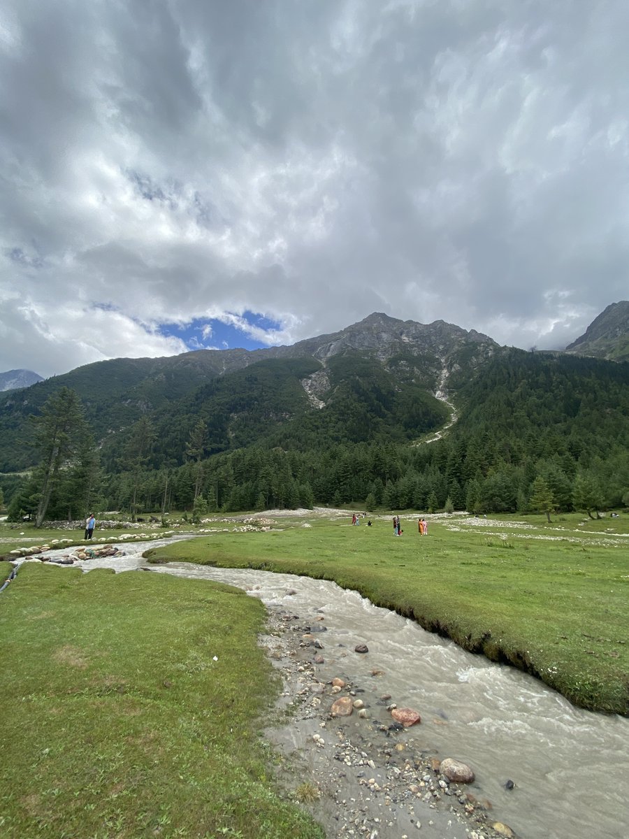 manvar_harsh's tweet image. Dump from my recent trip to Himachal Pradesh, India 🇮🇳
Dangerous roads got stuck in a remote village for 3 days due to a landslide, but wow, nature was at its finest 🌲⛰️
Even made it to the last village of India !
#HimachalPradesh #Adventure #IncredibleIndia