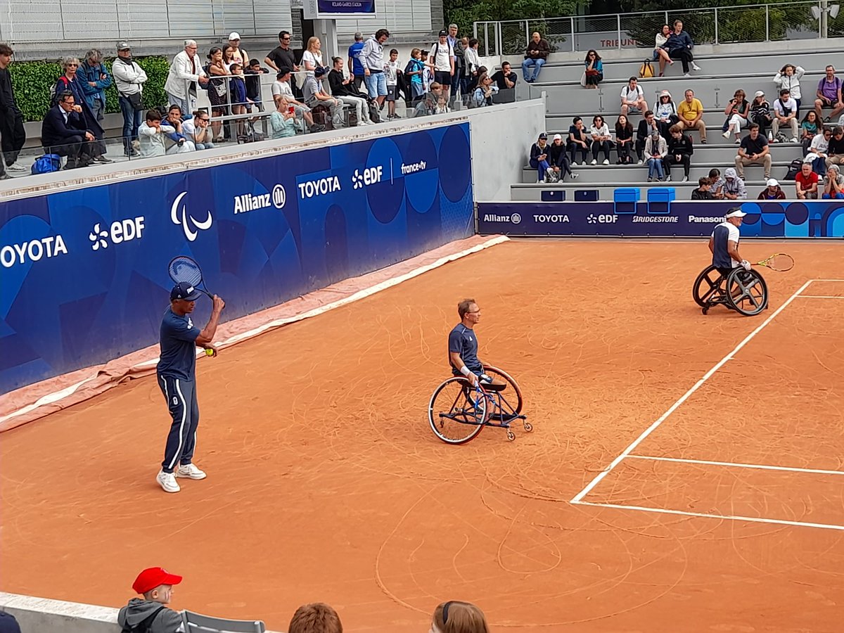 Les classes de CM2 et ULIS de Flins s/ Seine <a href="/generation2024/">Generation2024</a> ont profité du dispositif #maclasseauxjeux pour assister aux matchs de #paratennis <a href="/rolandgarros/">Roland-Garros</a> 
Les élèves comme les enseignants ont passé une journée merveilleuse.
<a href="/PatardDominique/">Dominique PATARD</a> @lair_sandrine <a href="/IA_DAASEN_78/">Valérie Servissolle DAASEN des Yvelines</a>
