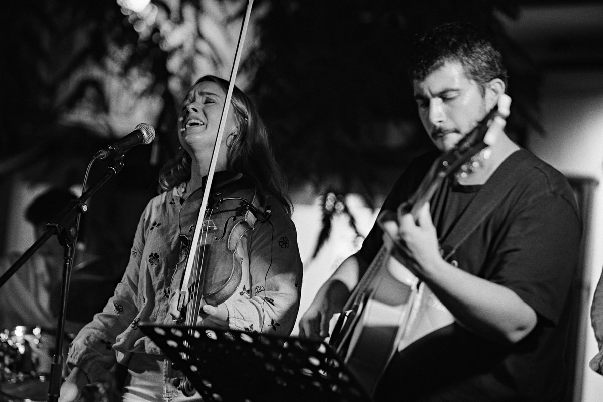 Devora el portal de ses Taules i el Mercat Vell, la 36a edició de l'Eivissa Jazz va començar anit.

🎷🎻🥁🎸

Il·lusió, talent i bon rotllo. Els jazzers “acabats de llicenciar” del Conservatori Superior de Música de les Illes Balears s’endugueren un bocinet dels nostres cors.