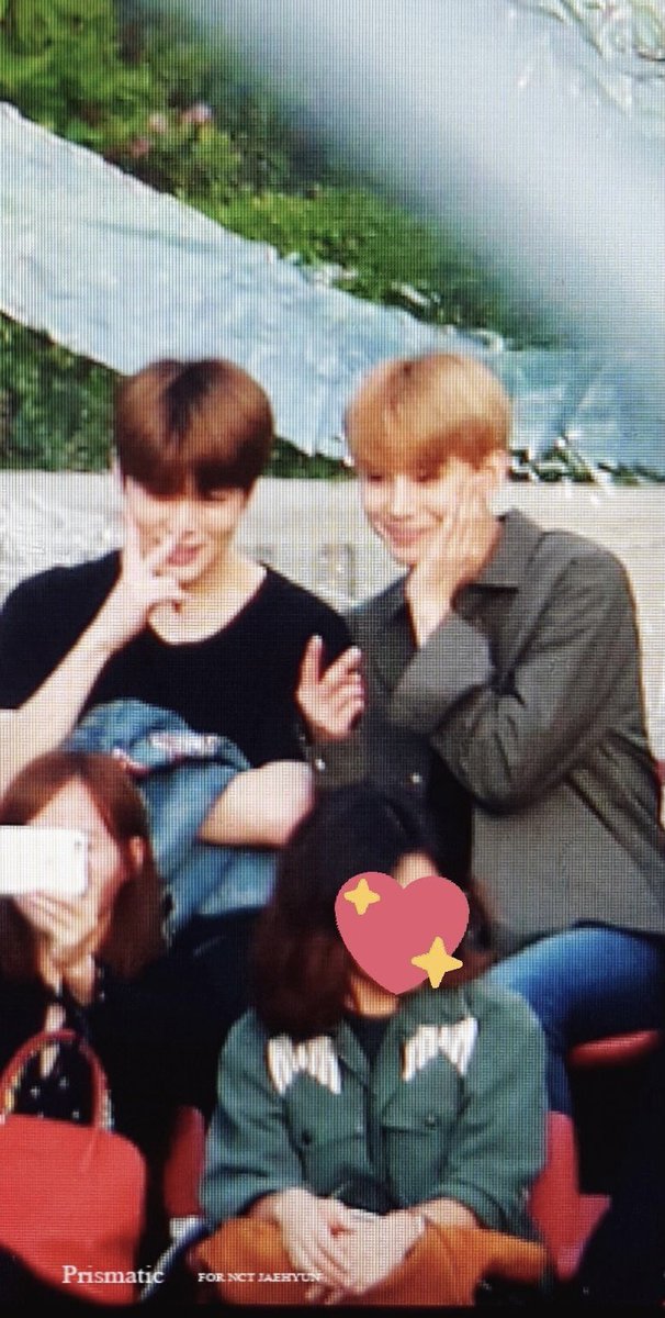 imhasuim's tweet photo. 재현 정우 사진 중에 이거 너무 좋음
김정우 사진 찍는다고 팔짱은 꼈는데
브이는 하고 싶은데 이쁜척 꽃받침은 해야겠고
두번째 웃음 터진 거 보면
진짜 소년미 장난아니심 https://t.co/dm2uNcdIPY