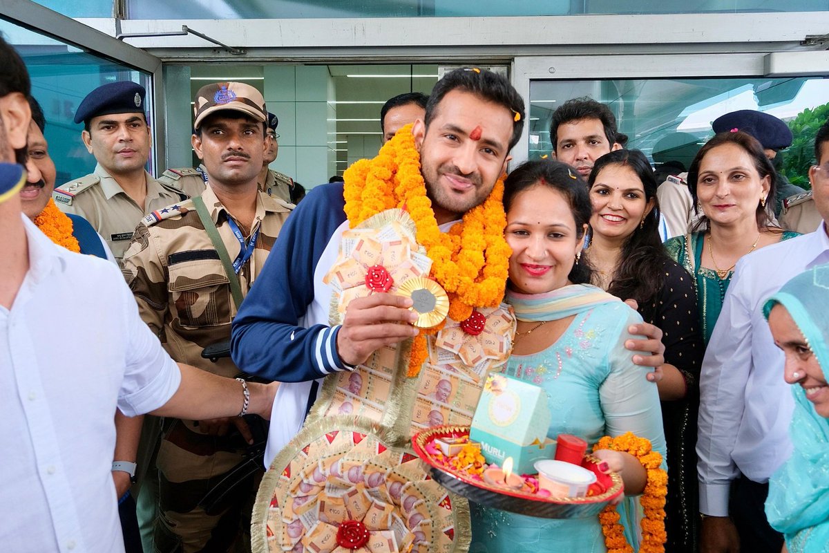 ISHsportsmedia's tweet image. Welcome Home #Paralympics2024 Gold medalist #NiteshKumar 
☺️🙌