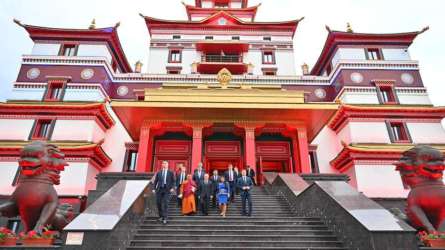 CultureTibet's tweet photo. On September 2, Russian President Vladimir Putin visited Tubten Shedrub Ling Monastery in #Tyva, the largest monastery in #Russia.
Built on a site blessed by the 14th Dalai Lama in 1992, this spiritual landmark stands as a testament to Buddhist heritage in the region. https://t.co/QJjqBNqOAV