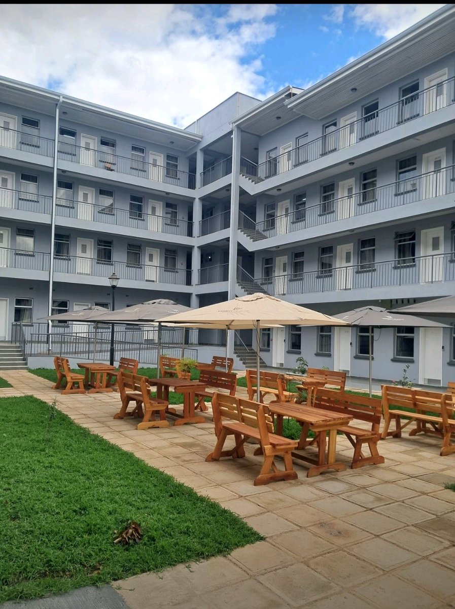 RenounceRegardz's tweet image. 𝗩𝗮𝗿𝘀𝗶𝘁𝘆 𝗛𝗲𝗶𝗴𝗵𝘁𝘀🌳

The recently completed, the student accommodation complex by First Mutual Property in Chinhoyi has a capacity of 388 students. 

It offers WiFi, a borehole, laundry facilities, a canteen, a chill zone, an entertainment area, and a prayer room.