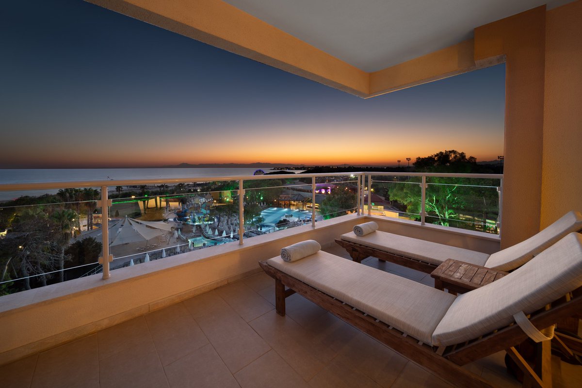 Denizin büyüsü ve lüksün buluştuğu nokta: Sueno Hotels Beach Side Suit Odalarımızda unutulmaz bir konaklama deneyimi. 
~
The point where the magic of the sea and luxury meet: An unforgettable accommodation experience in Sueno Hotels Beach Side Suite Rooms.
🌊✨ #SuenoHotels