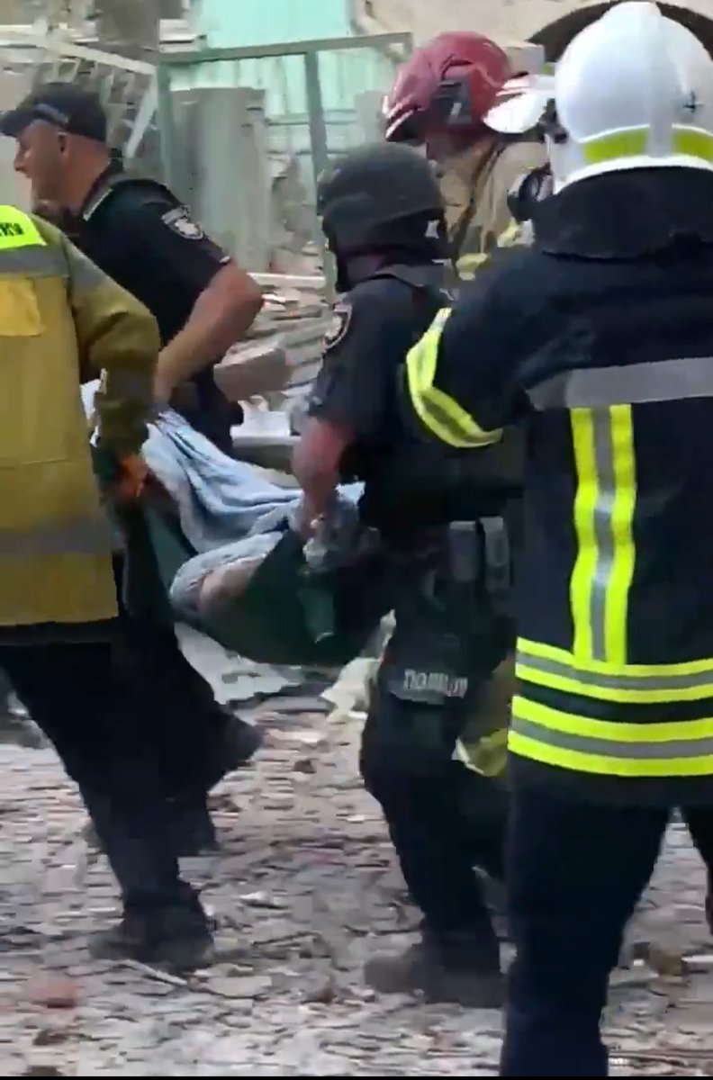 Lwiw hat heute Morgen wieder gezeigt, wie endlos der russische Terror gegen die ukrainische Zivilbevölkerung ist.

Frauen und Kinder als Opfer russischer Raketen. 

Und unsere Politiker? Machen nichts, um Russland zu stoppen. 

Weder qualitativ noch quantitativ noch