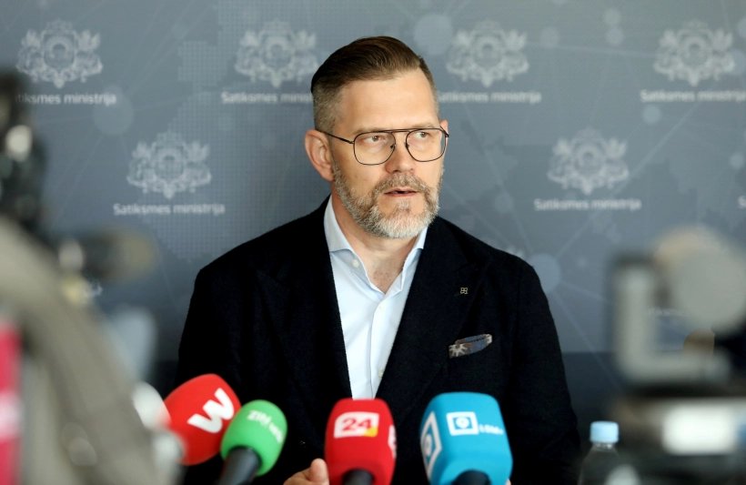 lasilvportals's tweet photo. Valstī ir kāda īpaša kasta, kura burtiski peld naudā, pārgrupējoties no vienas treknas barotnes uz citu. Par to valdības līmenī netiek runāts ne vārds, kaut gan finanšu ministrs taču labi zina, ka, piemēram, viņam turpat pie labās rokas strādājošā valsts sekretāres vietniece budžeta jautājumos Jolanta Plūme, kura 2023. gadā šajā amatā ir saņēmusi 111 207 eiro, ir iecelta "Valsts nekustamo īpašumu" padomē, kur piepelnījusi 31 491 eiro un vēl paspējusi tikt pie 40 735 eiro, būdama valdes locekle Liepājas speciālās ekonomiskās zonas pārvaldē. Finanšu grūtībās nonākušā "Air Baltic Corporation" padomes priekšsēdētāja amatā ir iecelts Klāvs Vasks. 2023. gada amatpersonas deklarācija rāda, ka viņš vada arī uzņēmuma "Tet" padomi un trīs uzņēmumos ir valdes loceklis, bet vienā pat valdes priekšsēdētājs. Universāls cilvēks ar pārdabiskām spējām. Bet ir vēl arī citi. https://t.co/zkW0IRcYQO