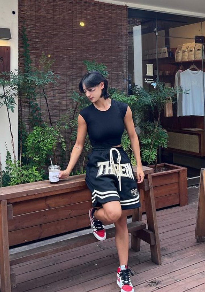 原来男人也喜欢艹长得像男孩子的女人 哈哈哈 是在猎奇吗