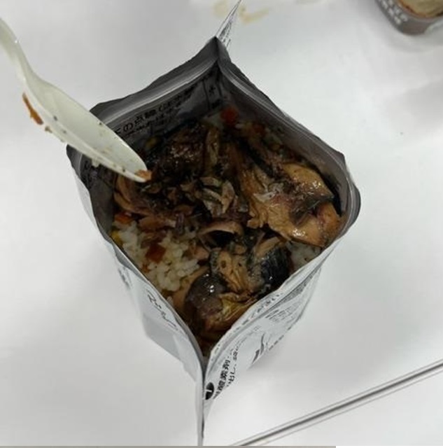 私は、災害現場で救助活動に当たった際、食事は水で作ったアルファ化米がほとんでした。何日も続くとやはり味変がほしい。そんなとき、サバの缶詰を入れて食べてみたところこれが予想以上のおいしさ。栄養も十分に摂れて言うこと無しです。是非、保管している非常食と一緒に缶詰も！