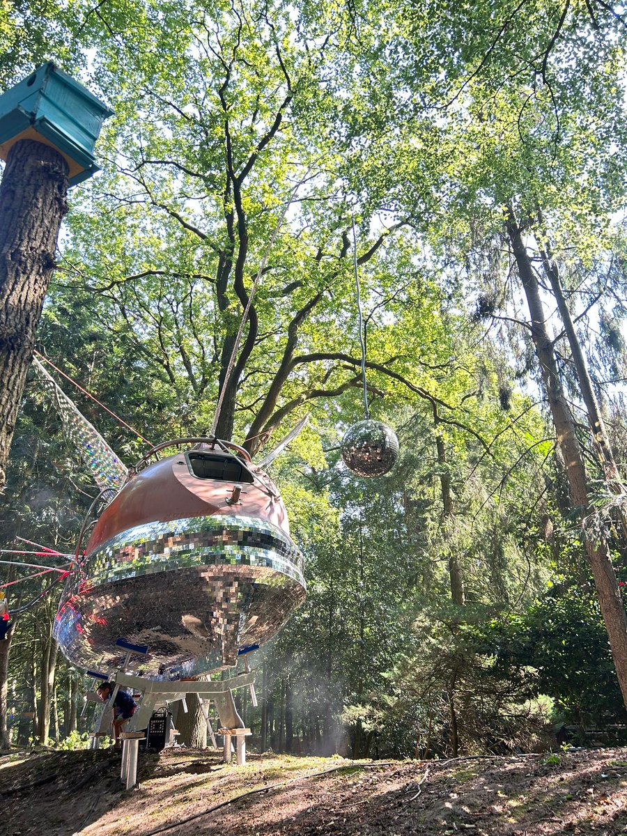 Het Future Village Onthullingsfeest was een groot succes!

Deze zomer werd er op verschillende locaties in Nederland door jongeren en bekende kunstenaars gebouwd aan prachtige kunstwerken tijdens Future Village 2024.
