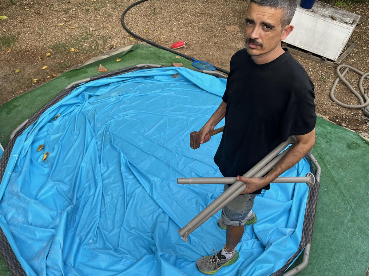 Agosto se te ha hecho corto?? A nosotros también. Nueva canción y videoclip “LA PISCINA” disponible en el youtube y plataformas musicales. Enlace directo a esto y otras cosas linktr.ee/losganglios