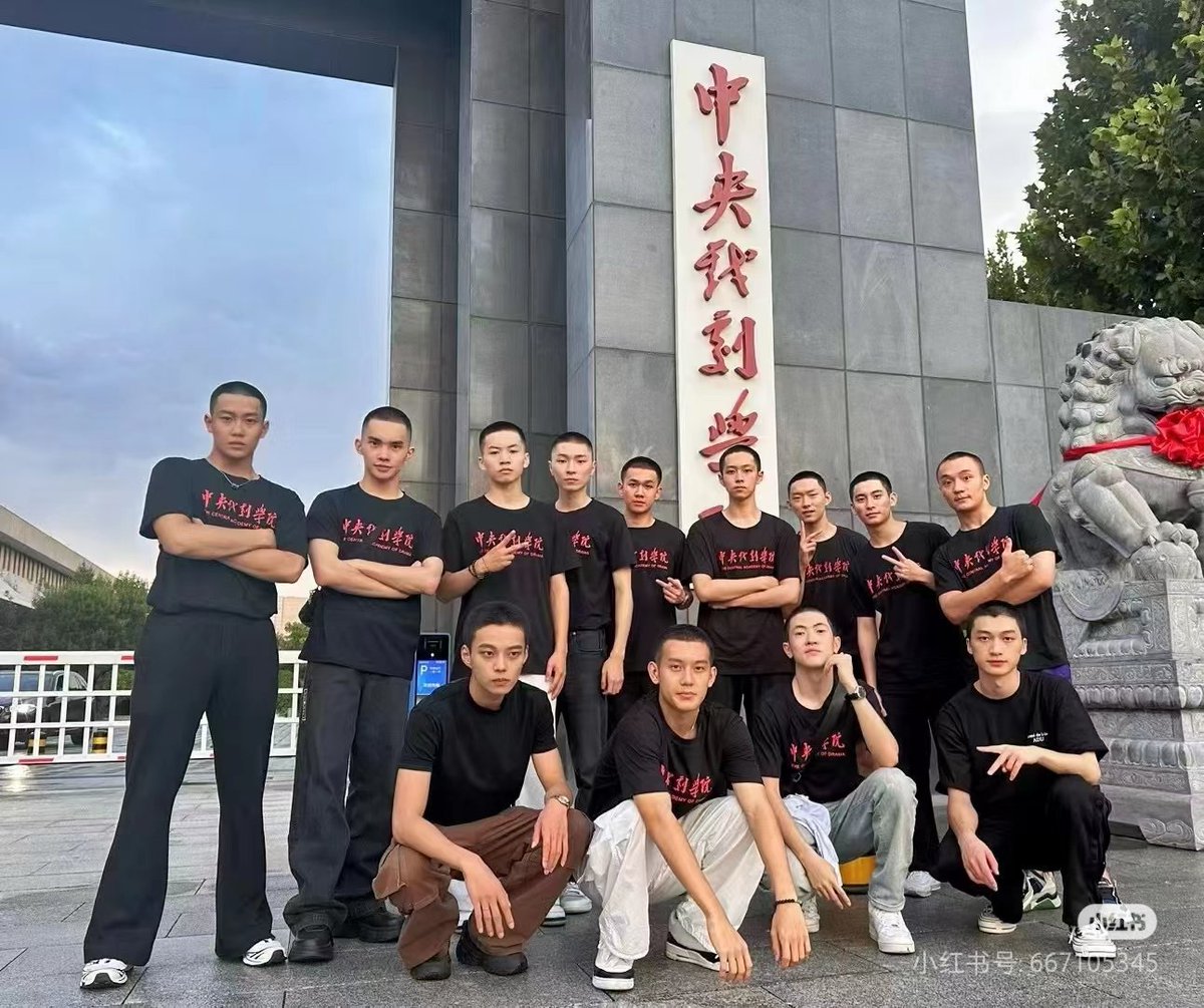 Pimmie_hothead's tweet image. ตามหาเหยียนเคอทีนึงต้องไปส่องตามมุมในรูปเพื่อน

#YanKe​ #闫钶