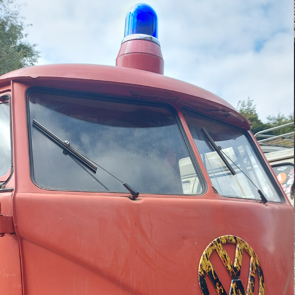 coolairvw's tweet photo. Dougie @ogbuswerks dropped by in his 1958 Splitscreen Panel Firebus to pick up some parts to keep another of his customers on the road. Top work sir, we salute all independent aircooled and specialist garages who keep our beloved vehicles on the road 📷📷📷 https://t.co/eAjImBJdeq