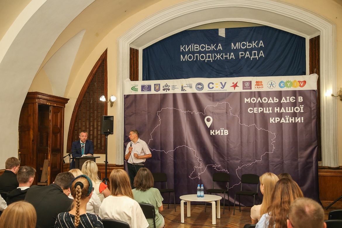 CoE_Ukraine's tweet photo. The first #Kyiv Forum of Youth Councils "Youth Acts in the Heart of Our Country" was held bringing together young people from 2⃣5⃣ communities of #Ukraine. 
Deputy Head of #CoEinUkraine @erlendaf welcomed the initiative to set up #Youth council.
More ℹ️ ➡️https://t.co/RJbnCL4AOB https://t.co/EpHW5KWArW