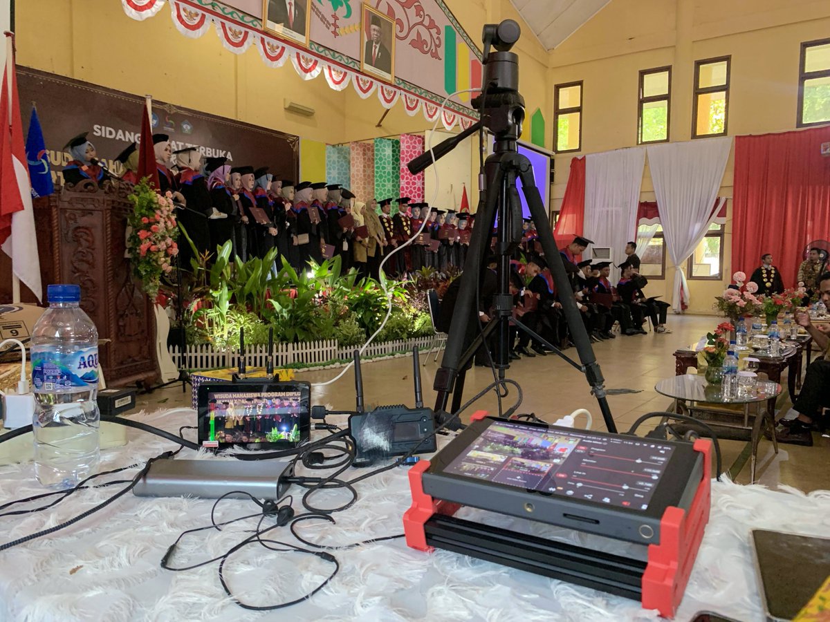 YoloLivTech's tweet photo. Mazz Fandi is a dedicated editor specializing in unboxing, reviews, and livestreaming. Recently, he successfully streamed multiple graduation ceremonies using YoloBox pro!โจ
๐ธ: Mazz Fandi
#YoloLiv #YoloBoxPro #Livestreaming #Graduation https://t.co/Ay6lGxNr6Y