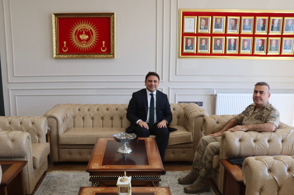 🇹🇷Kaymakamımız Dr. Muhammed Serkan ŞAHİN, Şanlıurfa İl Jandarma Komutanı Tuğgeneral Mücahit AVKIRAN’a iadeiziyarette bulundu.

📌Görüşmede, bölgenin güvenlik konuları ile ilgili fikir alışverişi gerçekleştirildi.

📌Kaymakamımız, Tuğgeneral AVKIRAN’a göstermiş oldukları