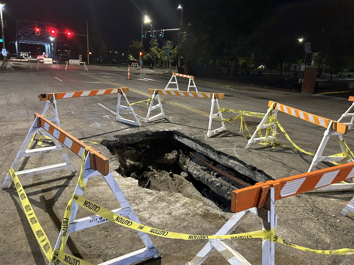 Alexandria13abc's tweet photo. Holey Toledo!! 🚧

This six feet deep sinkhole is not supposed to be here! It’s on Washington St. between Summit St. &amp; St. Clair St. ⚠️🛑

I’ll have updates on Action News at 5,5:30,6, &amp; 6:30 this morning on what city crews are doing about it. 🦺👷👷‍♀️ https://t.co/f3IHDJpdJs