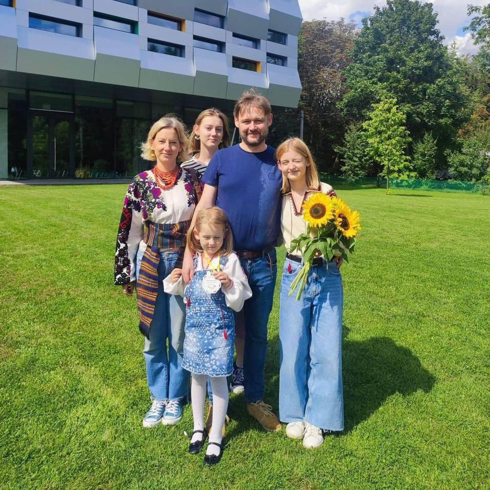 After the Russian attack on Lviv, only the man in this photo remained alive - his wife Evgenia and their three daughters Yaryna, Darina, and Emilia were killed in their own home 💔
#LetUkraineStrikeBack