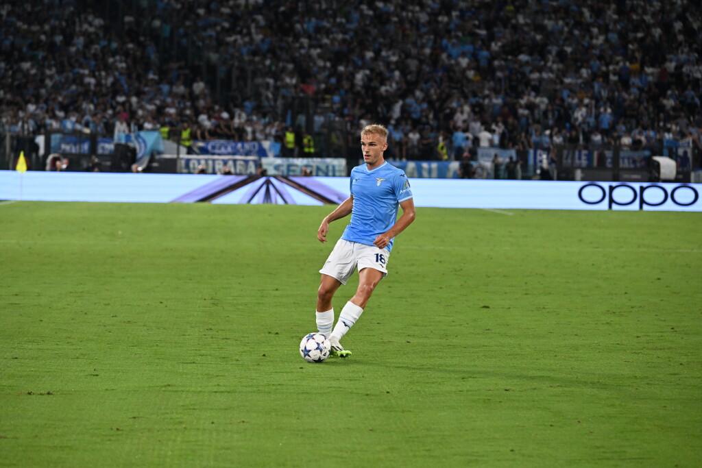 Lazio, è il momento di Isaksen: “L’ora della svolta. Per Gustav Isaksen è tempo di scrollarsi di dosso l’etichetta di talento incompiuto. In primis perché a 23 anni non può più nascondersi dietro la comoda scusante della giovane età. […] Il club biancoceleste ci ha sempre…