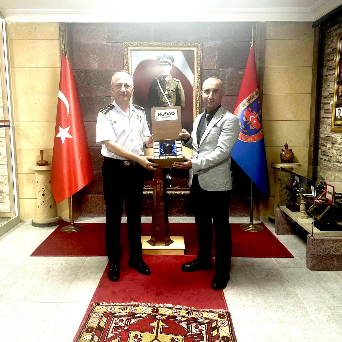 Nevşehir İl Jandarma Komutanı Olarak Atanan Jandarma Kıdemli Albay Numan ÖKSÜZ Beyefendiye Makamında Hayırlı Olsun Ziyaretinde Bulunduk.
Kendisine Yeni Görevinde Başarılar Dileriz.