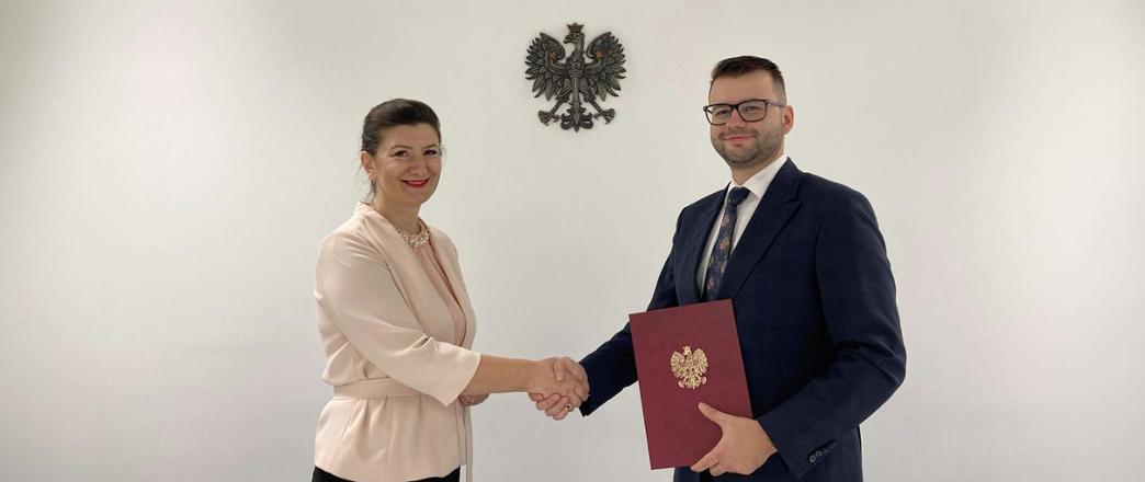 Urząd Zamówień Publicznych (@uzp_gov_pl) on Twitter photo Informujemy, że Pan Krzysztof Paszyk, Minister <a href="/MRiTGOVPL/">Ministerstwo Rozwoju i Technologii</a> powołał Pana Przemysława Grosfelda na stanowisko Wiceprezesa Urzędu Zamówień Publicznych z dniem 4 września 2024 r. W imieniu Pana Ministra powołanie wręczyła Pani Agnieszka Olszewska, Prezes UZP.
gov.pl/web/uzp/powola… Informujemy, że Pan Krzysztof Paszyk, Minister <a href="/MRiTGOVPL/">Ministerstwo Rozwoju i Technologii</a> powołał Pana Przemysława Grosfelda na stanowisko Wiceprezesa Urzędu Zamówień Publicznych z dniem 4 września 2024 r. W imieniu Pana Ministra powołanie wręczyła Pani Agnieszka Olszewska, Prezes UZP.
gov.pl/web/uzp/powola…