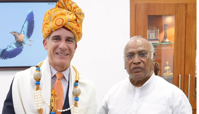JaipurDialogues's tweet photo. The US deep state's shadowy influence in India's democracy is becoming increasingly evident. Recent meetings between the US Ambassador and Modi's opponents like Mallikarjun Kharge, as well as leaders from Kashmir, signal a growing interest in shaping India’s political landscape.

Thread👇