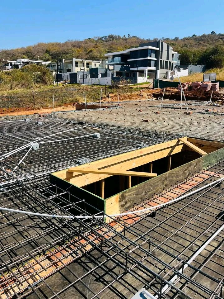 Trevor_sidogi's tweet image. Some people in Venda they are building 💛