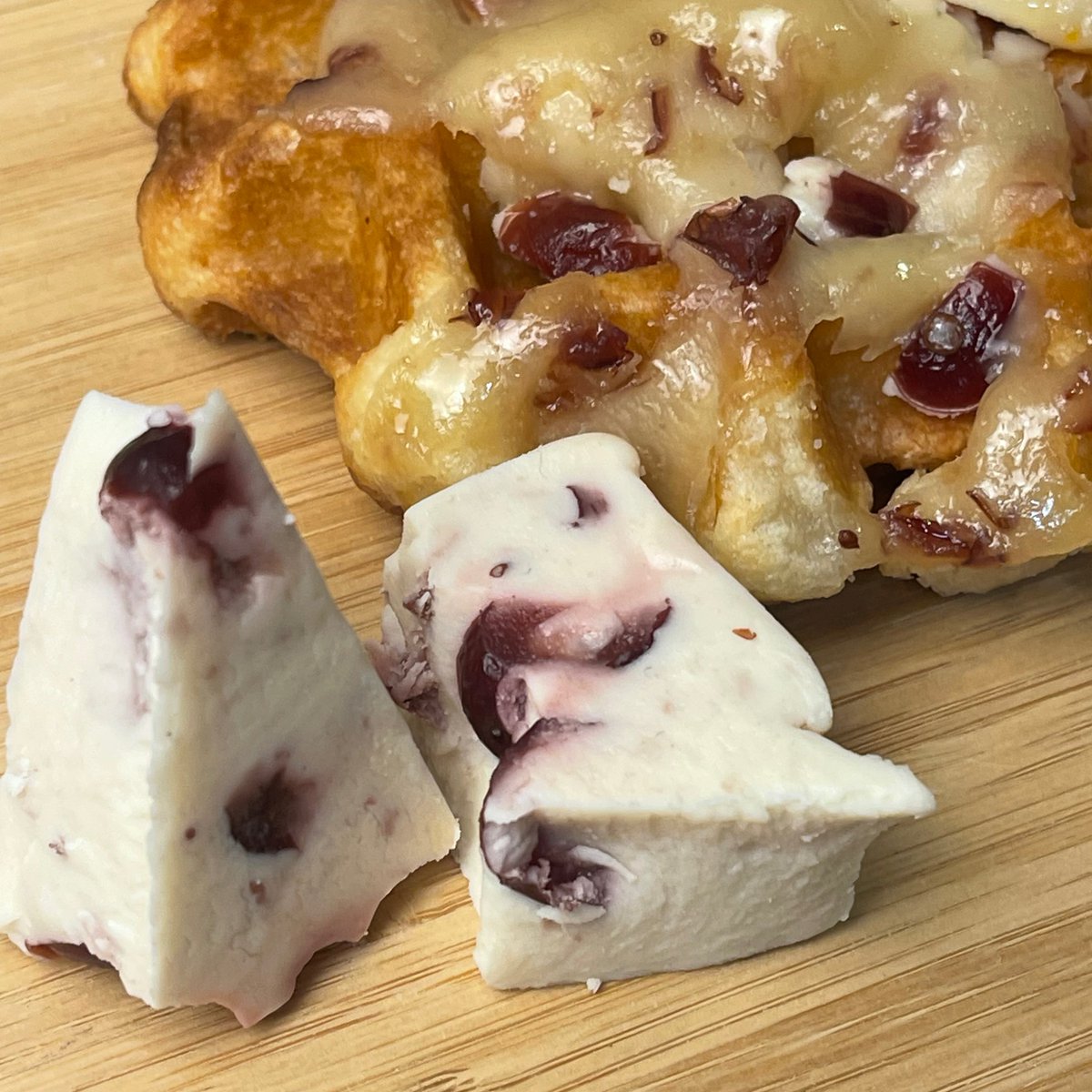 VBitesFoods's tweet photo. Get 5 of our Smokey Cheezly for £10 for limited time only! 🧀 Come back to our original recipe for Applewood with VBites Smokey Cheezly. Simply add 5 to your basket to qualify for the discount. Don't forget to shop the full Cheezly range at https://t.co/acrwK33o6c #vbites 🌱 https://t.co/ZmLw3PBGhA