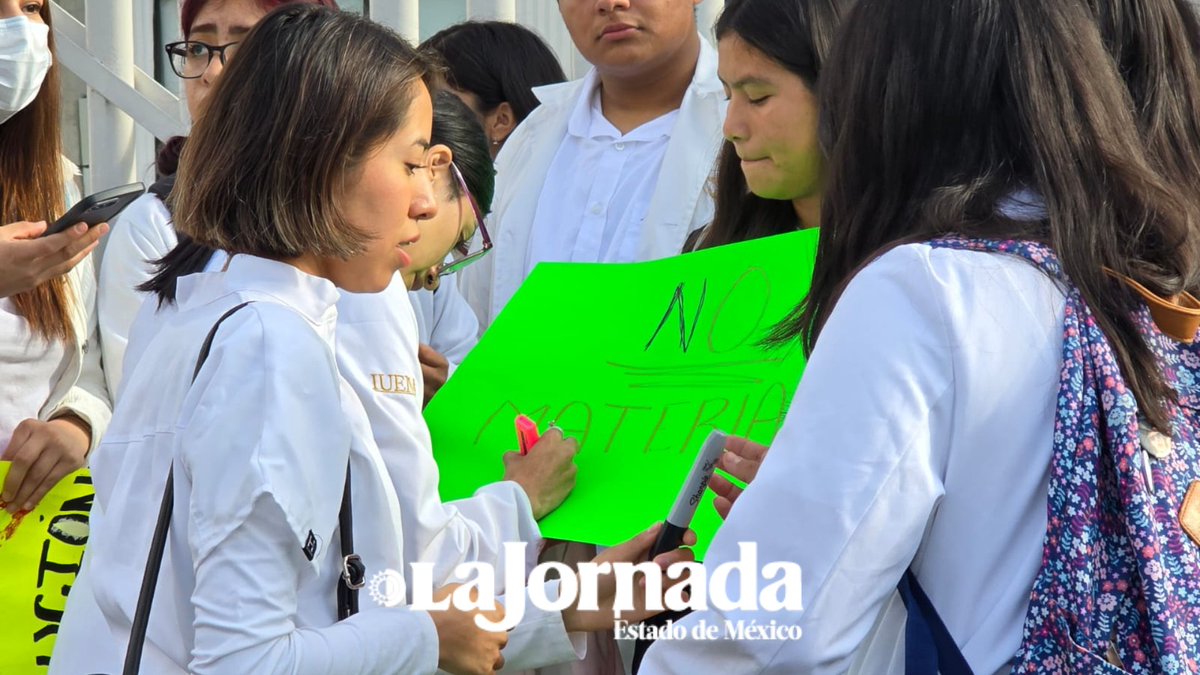 JornadaEdomex's tweet photo. ⚠️ #CUIDADO| Estudiantes de #IUEM se manifiestan en la lateral de Plaza Las Américas, sentido Toluca.
Vía cerrada frente a la escuela.
🚧¡Toma tus precauciones!🚧
📸: Emilio Varela https://t.co/hH9KHwjn7e